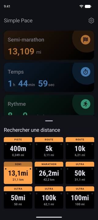 La liste des distances de course en mode sombre, présentée sous forme de dossards : 400m, 5k, 10k, semi-marathon, marathon, et les ultra-marathons de 50k, 50 miles, 100k et 100 miles.
