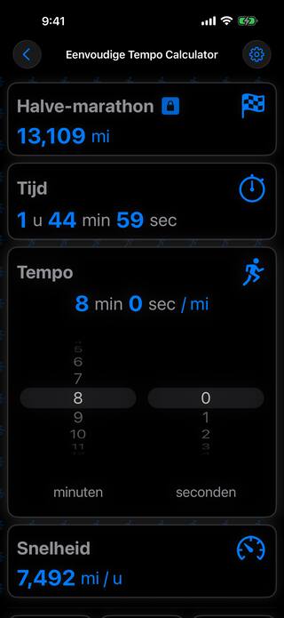 De tempokaart geopend in de donkere modus met minuten- en secondenwielen op 8:00 per mijl, wat een halve-marathon oplevert die in 1:44:59 wordt gelopen.