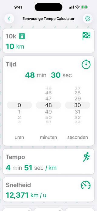 De tijdkaart geopend met scrollende wielen voor uren, minuten en seconden, ingesteld op 48 minuten en 30 seconden voor een 10k, waardoor het tempo op 4:51 per kilometer komt.